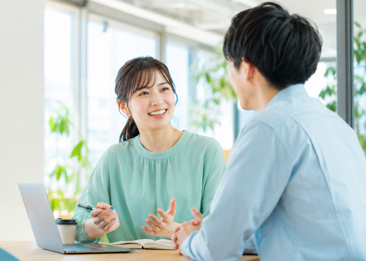 キャリア相談を受けながら前向きに準備する様子
