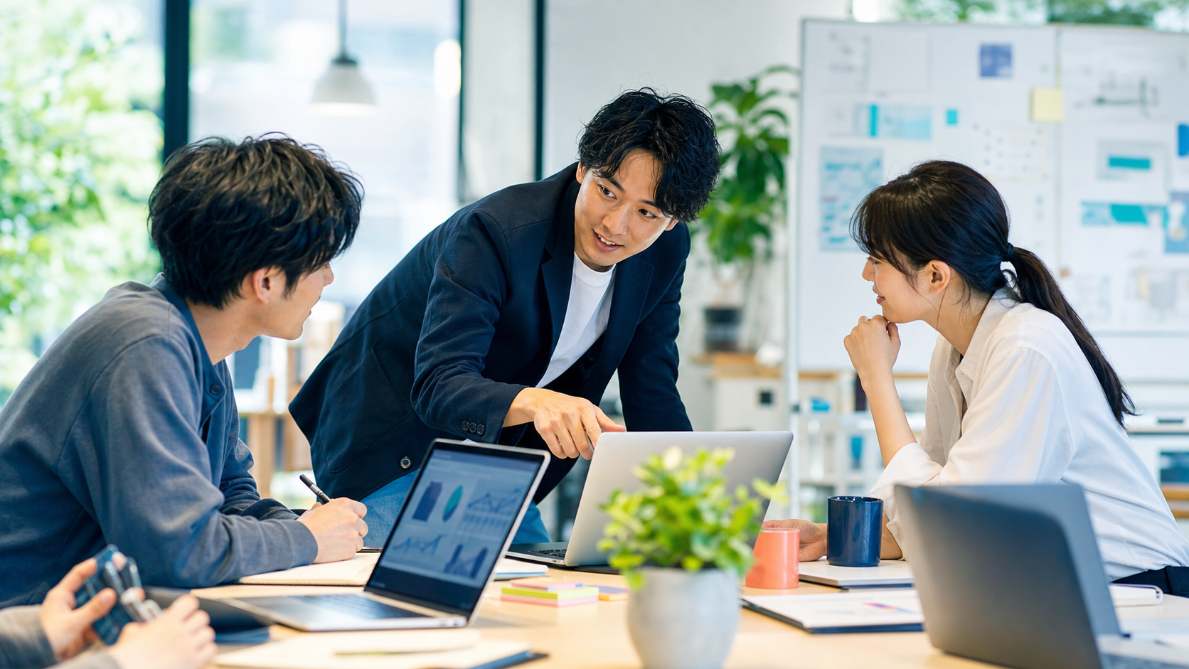 研修中にメンバー同士で相談している様子